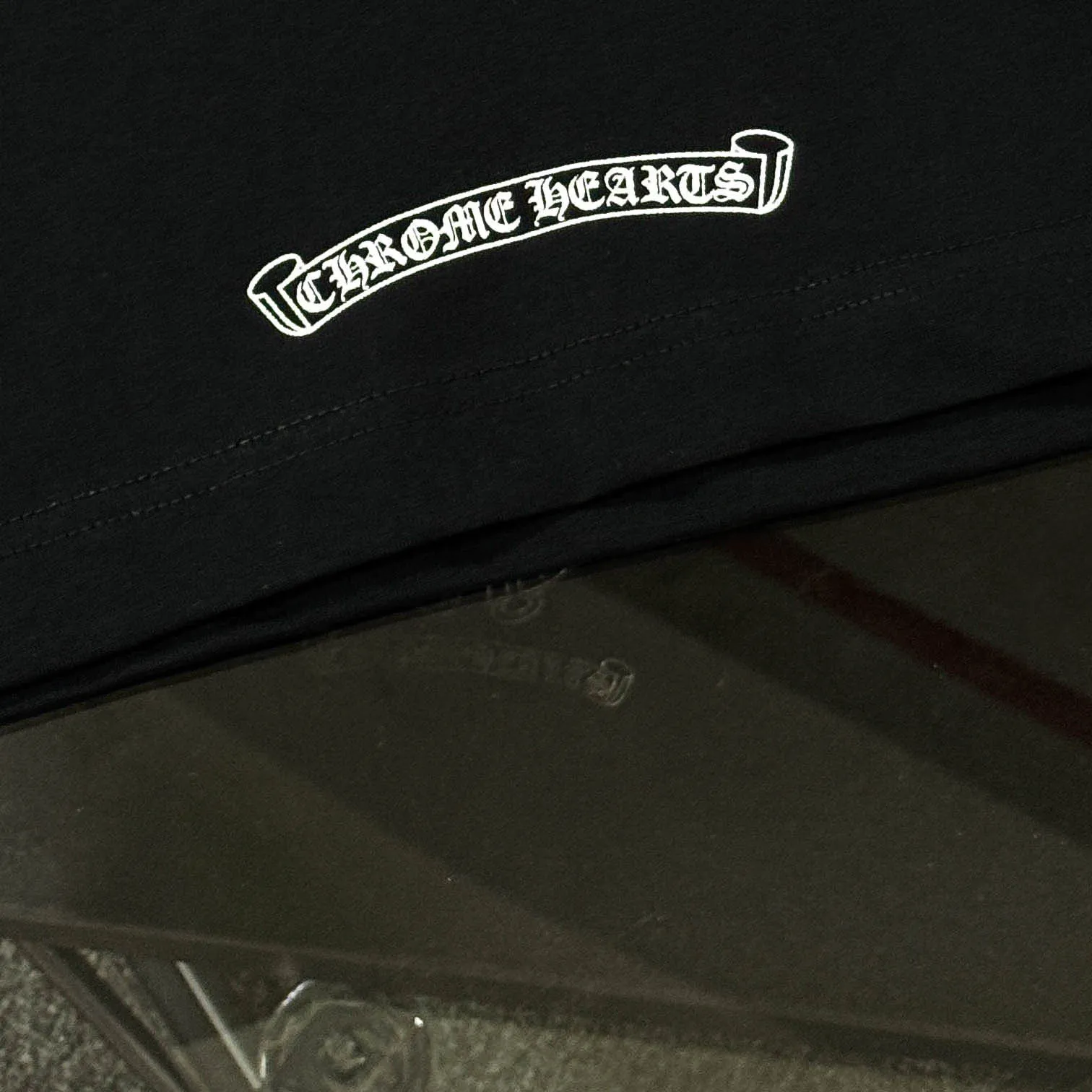 P170 Chrome Hearts Chrome Hearts 25 high-end versions. The fabric is made of 300 grams of high-density pure cotton. It does not deform or shrink. It has three labels. It is the same style for men and women. Technology: Digital printing. Color: White. Black. SIZE: S-XL.